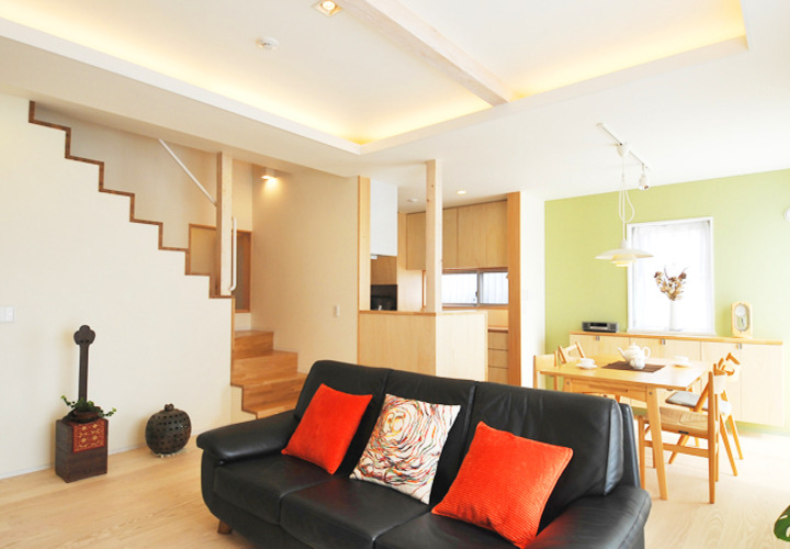 リビングから昇り降りするオープン階段