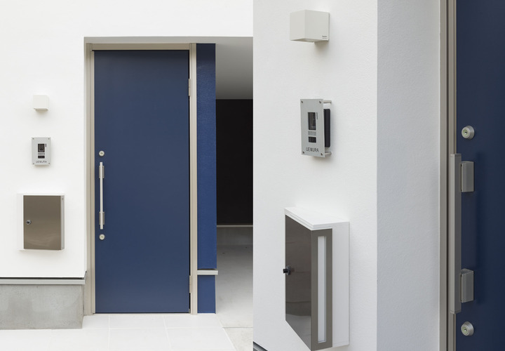 サブ１４・アクセントウォールと同色の玄関ドア