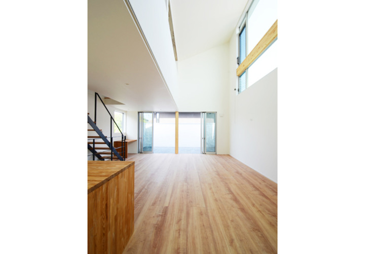 ベランダに続く吹き抜けのリビングダイニング