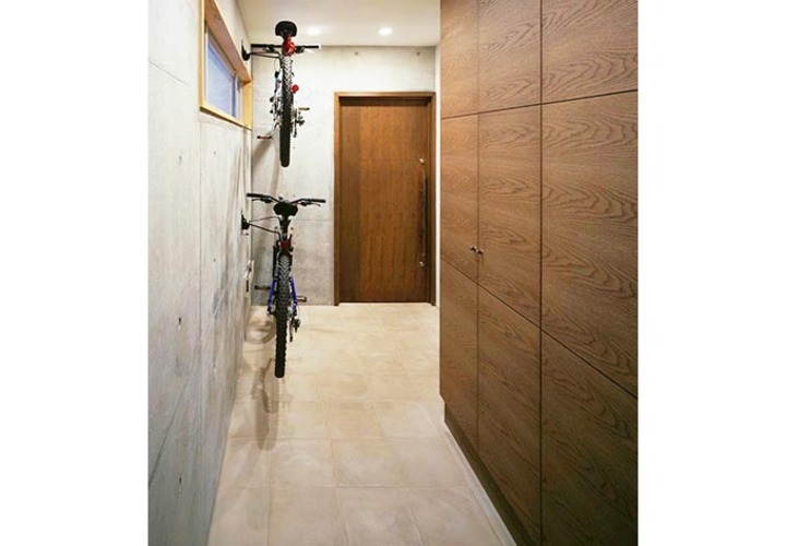自転車もインテリアになる広々玄関ホール