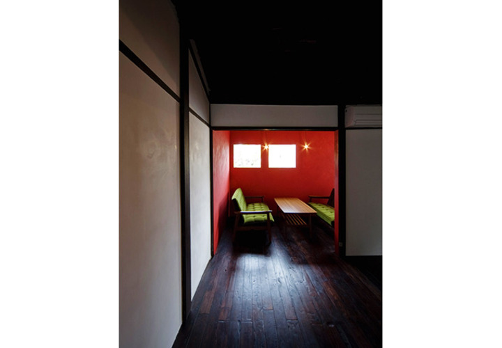 客席の壁面一部に配色し、変化をもたせたリノベーション