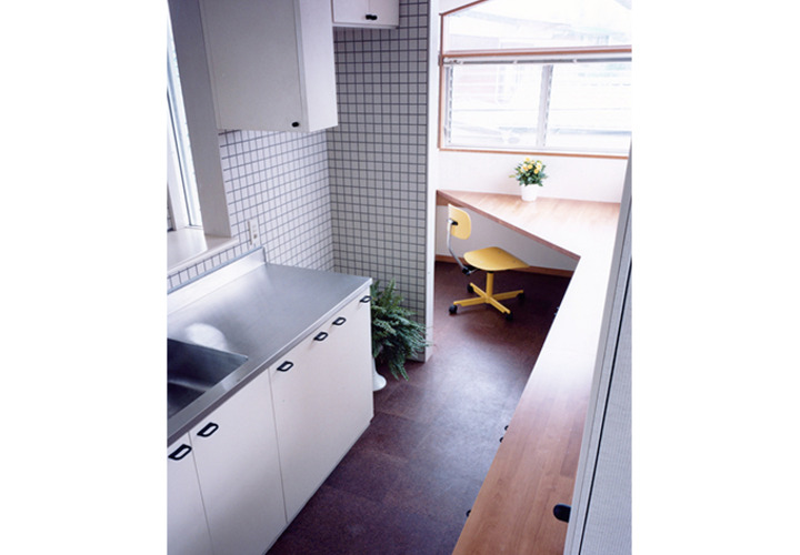 奥にはホビーコーナー、外を見やりながら