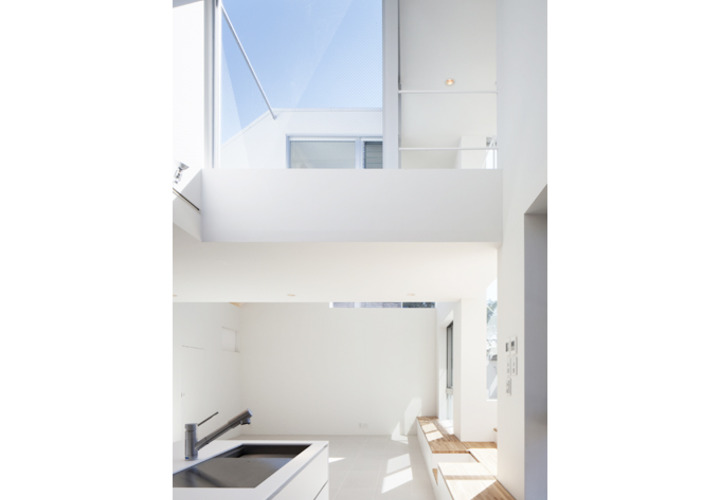 外で料理をしている気持ちになるキッチンの吹き抜け