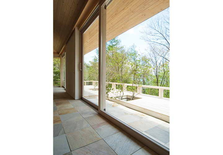 石張りの床と景色を邪魔しない全面ガラス