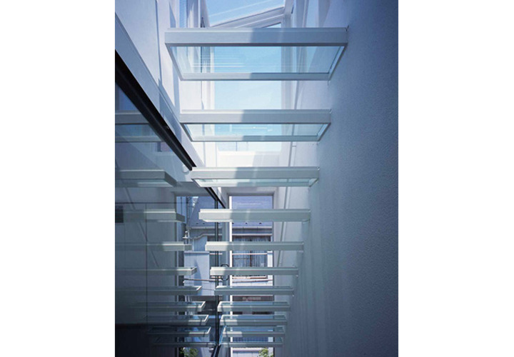 光を取り込むガラス階段