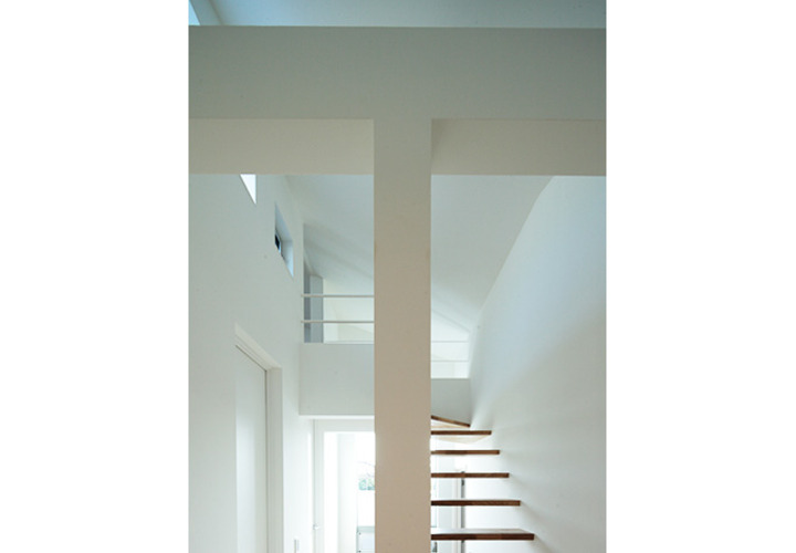 ロフトへとむかう木製階段