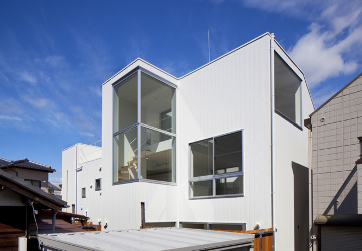 大きな窓がダイナミックな印象の南側外観