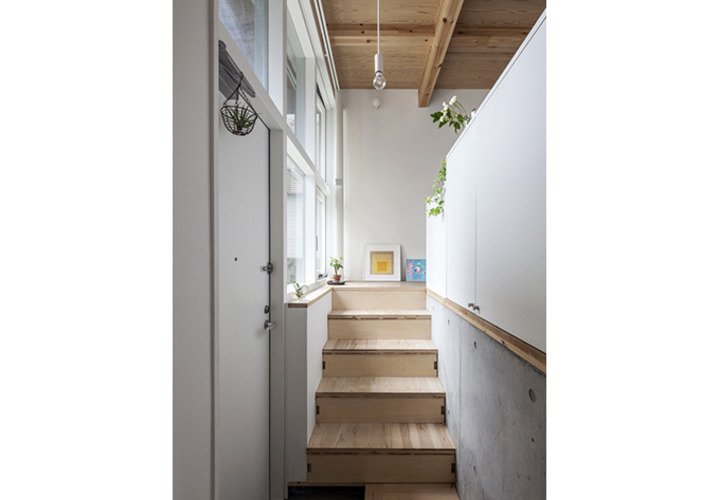 敷地10坪に7層からなる住宅ー玄関