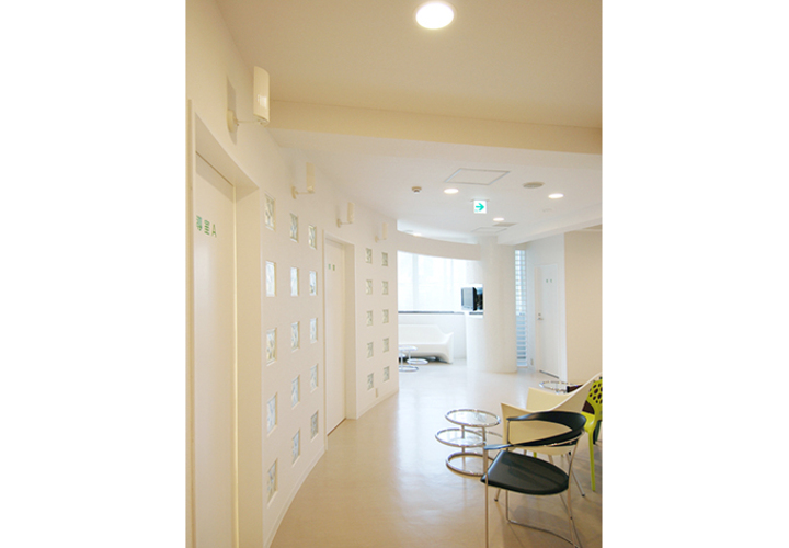 通路部分にもおしゃれな椅子たちが