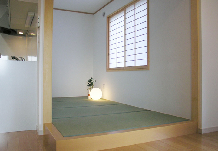 リビング脇に設置したホッとくつろげるタタミコーナー