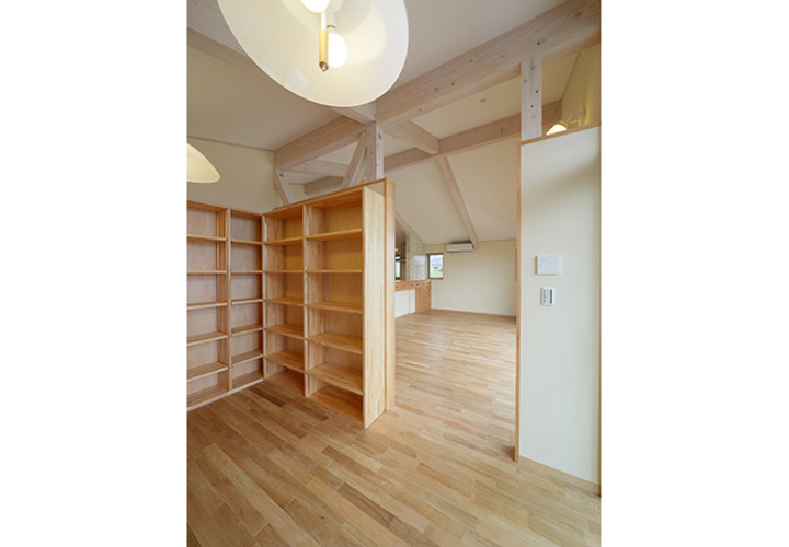 小さめでも開放的な図書コーナー