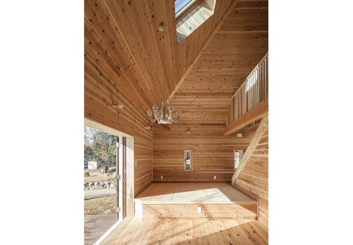 小さな山荘‐寝台とロフト階、南側にはテラス