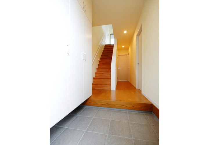 大判タイルを貼った玄関土間