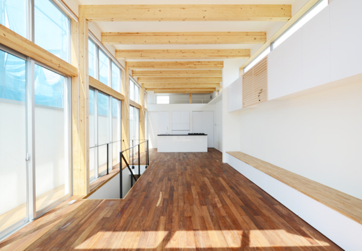 解放感のある無垢フローリングのリビングダイニング