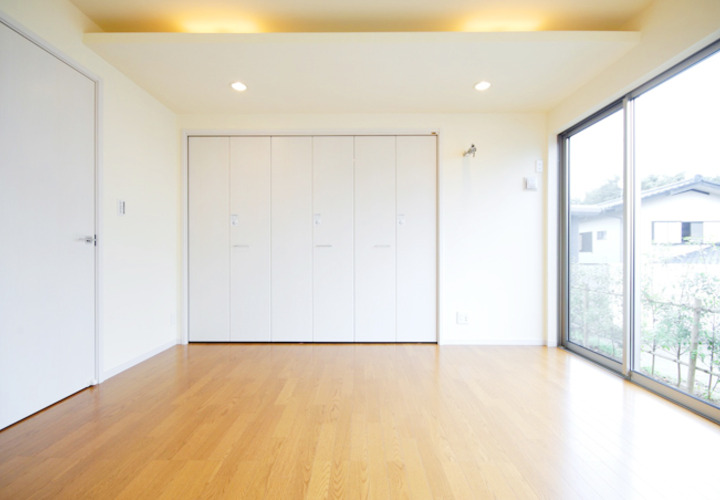 シンプルな部屋と大きな開口部