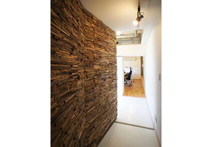 エントランスから室内を見る