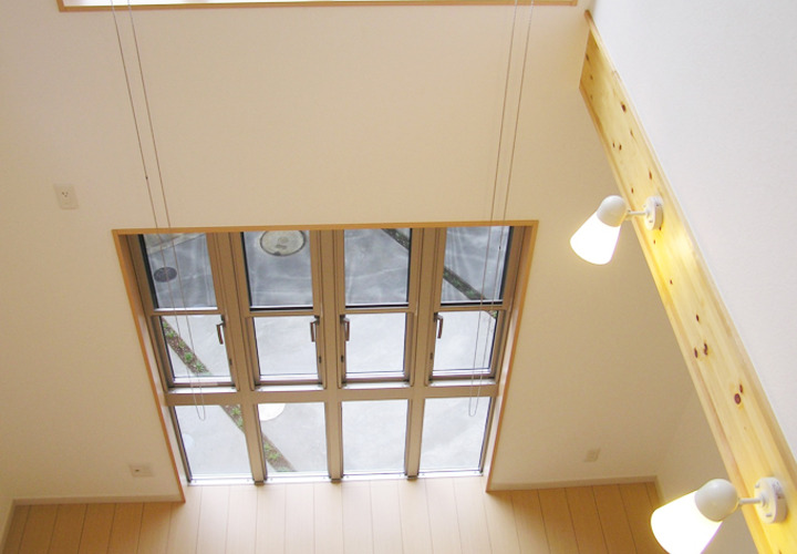 ２階から１階を眺めた吹抜け