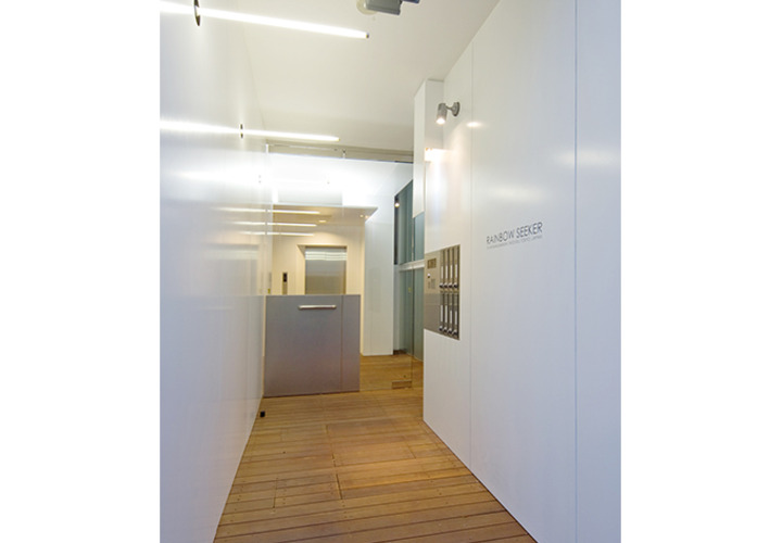 木製デッキのエントランスホール