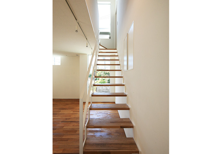 窓に面した鉄骨階段