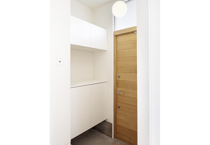 既存の玄関扉を木製扉に