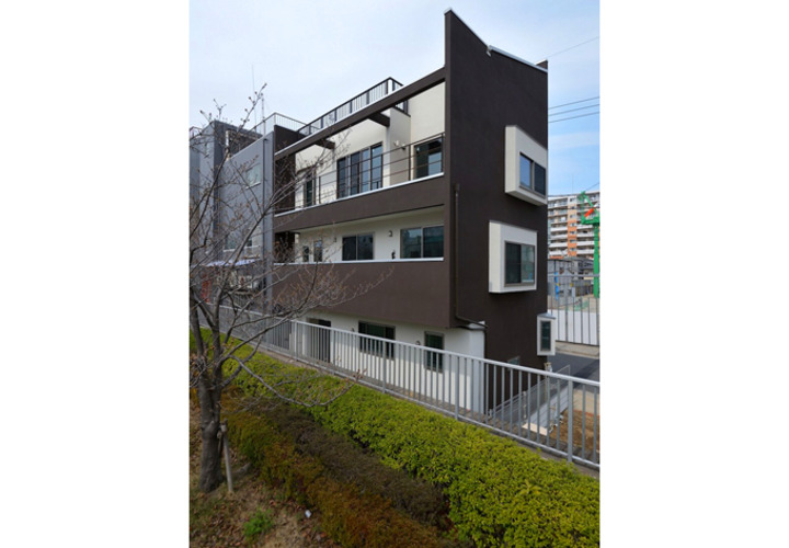 桜並木から臨む三階建住宅