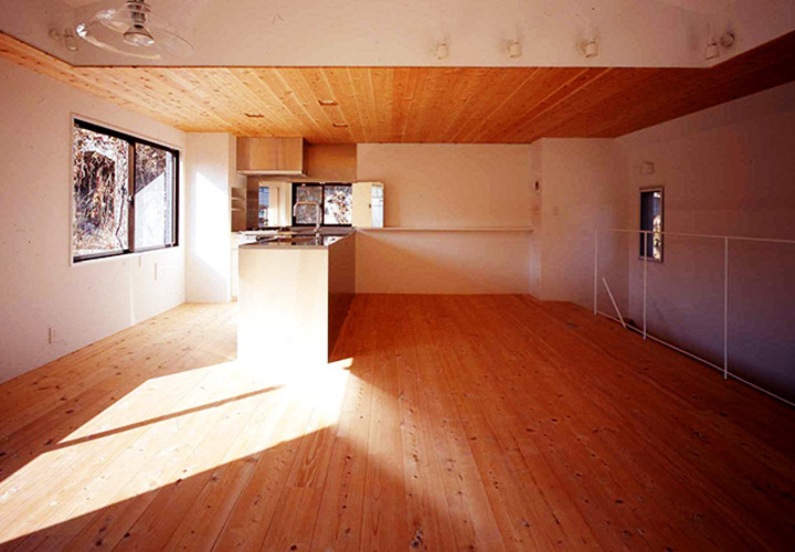 天井と床に無垢材を使用し、変化をつけたリノベーション