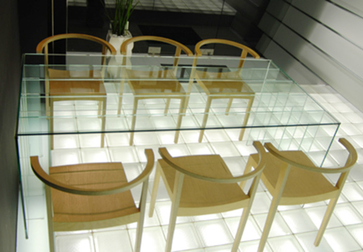 重ね合わせたガラスの面が美しいテーブル