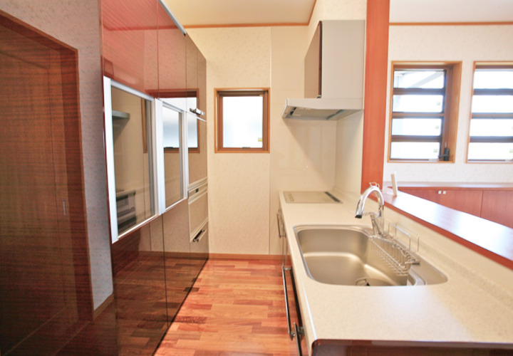 大容量の背面収納を設置したメインキッチン