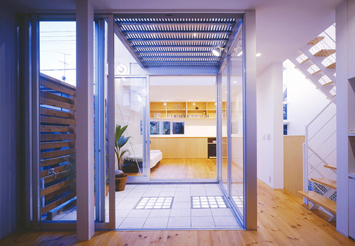 部屋の中心にバルコニーのある家