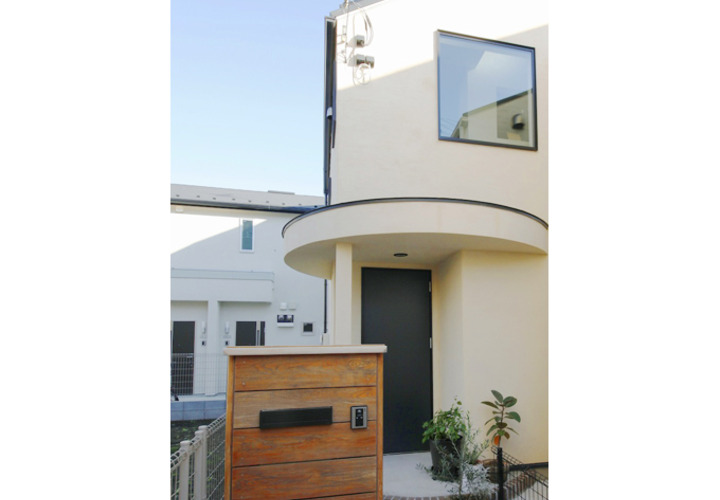 サークル状に突き出したユニークな玄関