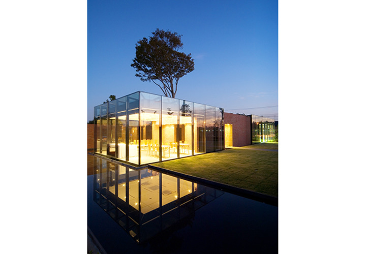 夜空に個性を放つ外観