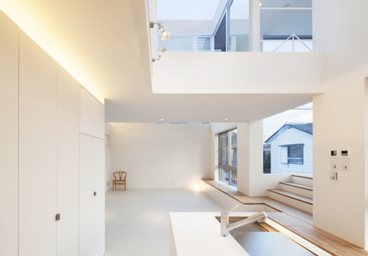 夕方の温かい光が差し込む2階キッチン