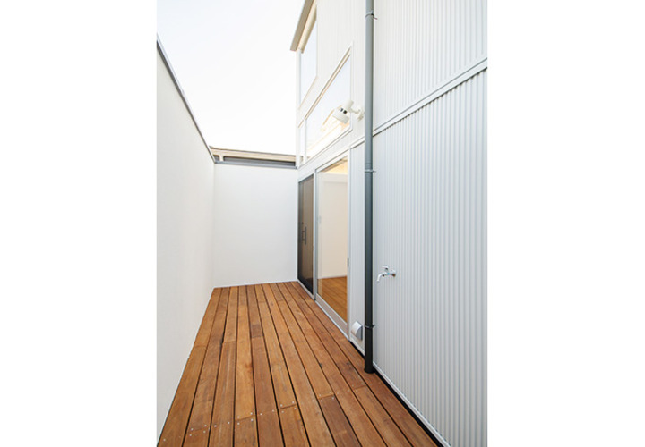 開放的なウッドデッキ