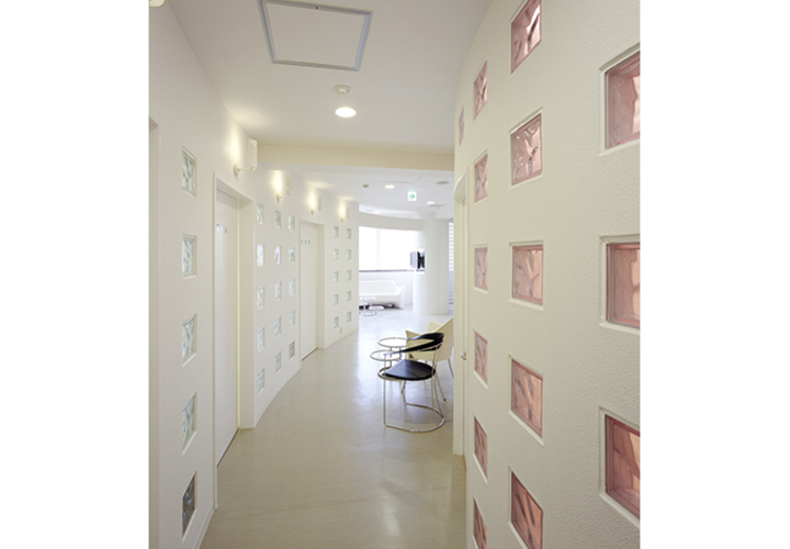 ガラスブロックからもれる光に包まれたラウンジ