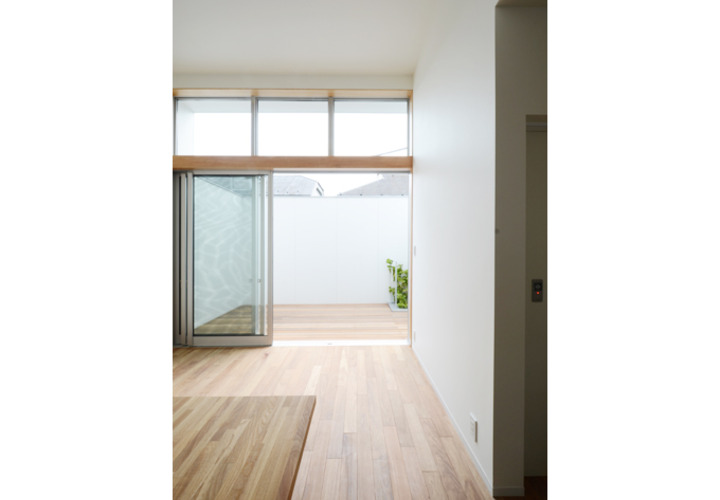 天井まで続く窓から中庭をのぞむ