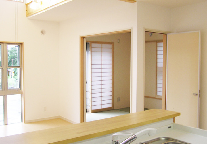 用途に応じて区切ることもオープンにもできる和室