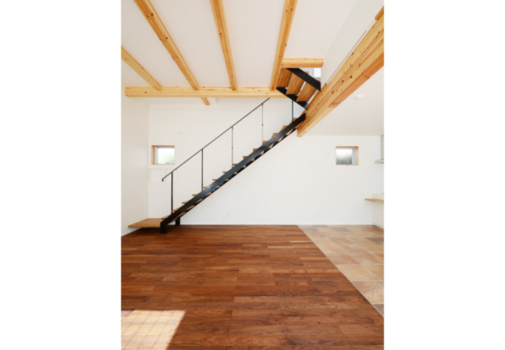 ブラックの階段手すりでモダンな印象に