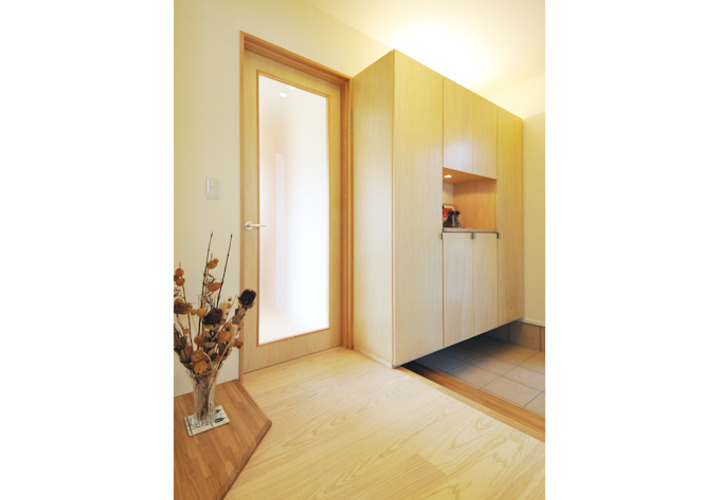 大容量の棚を設置した玄関ホール