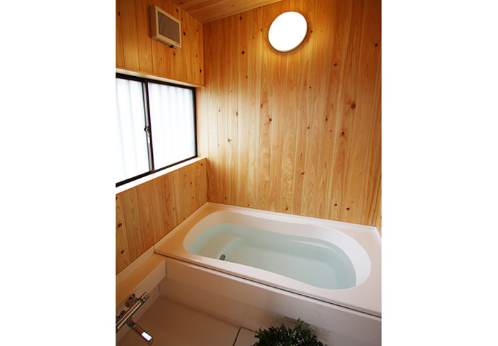ハーフユニット上部ヒノキ貼の浴室（リフォーム）