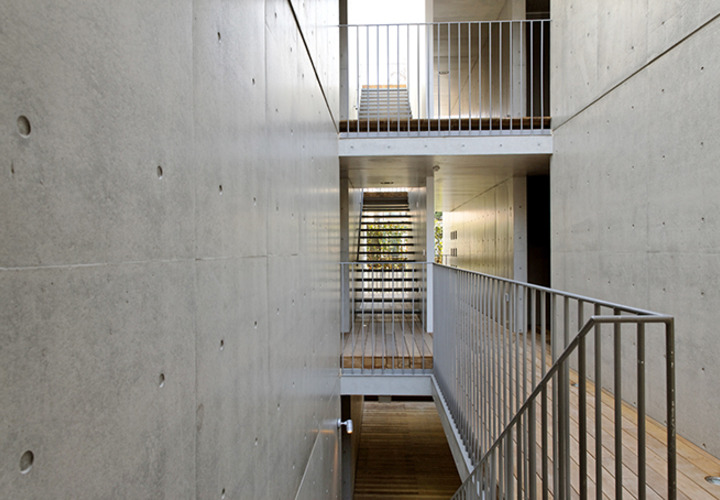 ＲＣ打ち放し外壁に囲まれた共用廊下