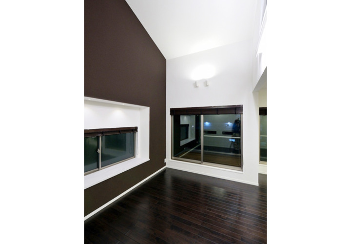 壁面の間接照明で明るさを確保