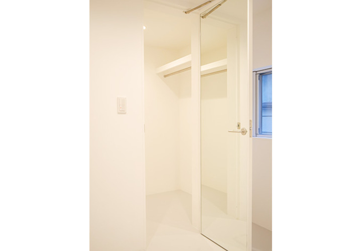 部屋と一体感のある白いクローゼット