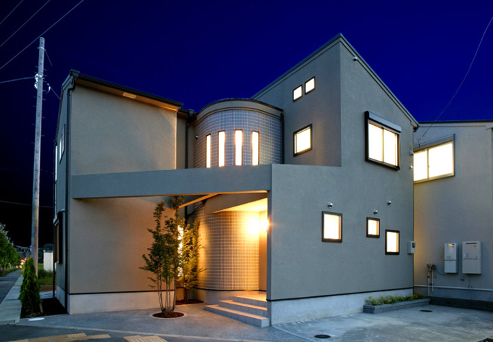 灯台の光のように暖かく家主を迎える夜の外観