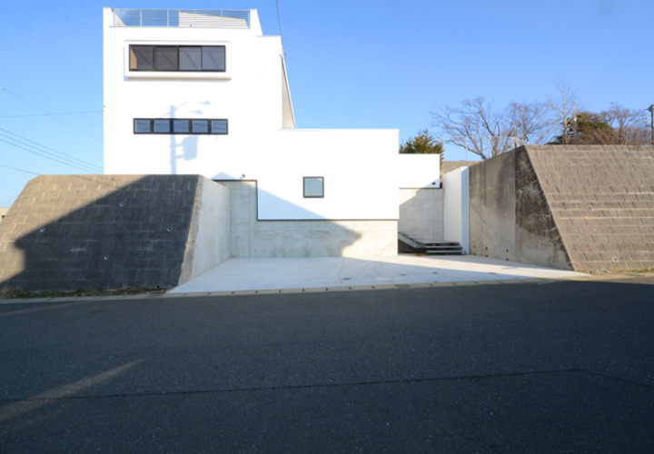 前面道路から見た外観