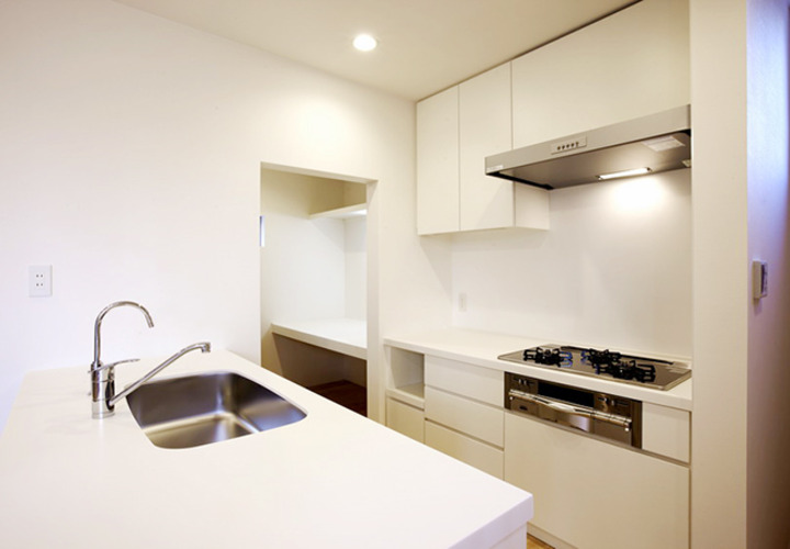 シンクとガス台の高さが異なるキッチン仕様