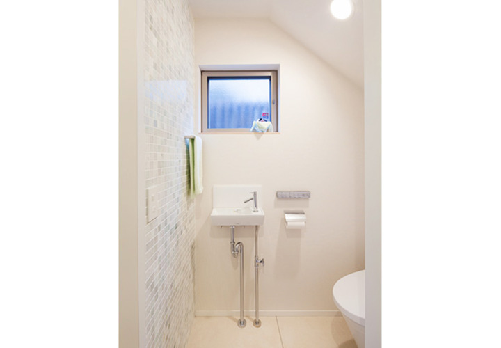 タイル張りがモダンなトイレ