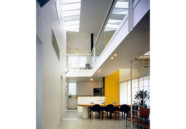 南側が崖上に2階家、ならば上から光を