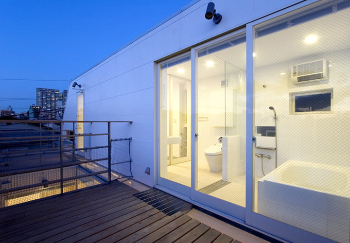 ガラス張りの開放的な浴室・トイレ