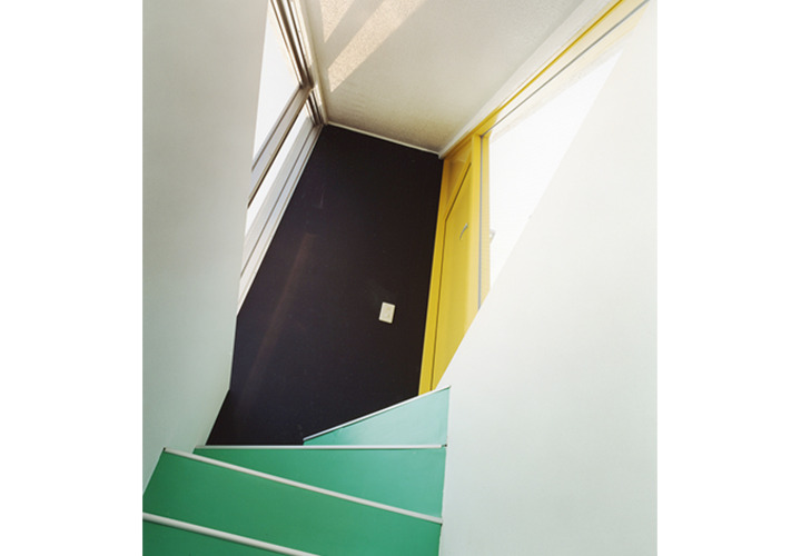 屋上へのカラフルな階段