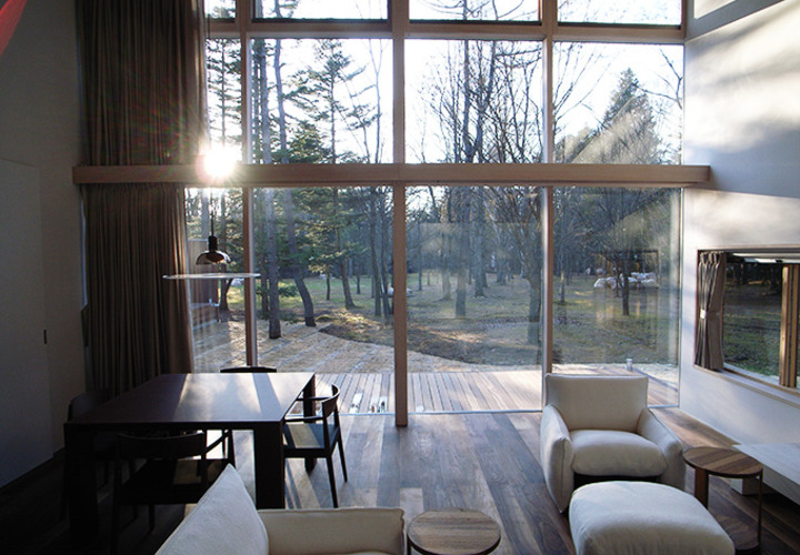 爽やかな自然の光を浴びるリビングダイニング